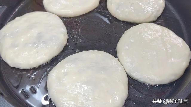 馅饼的面怎么和面（做韭菜馅饼的面怎么和）