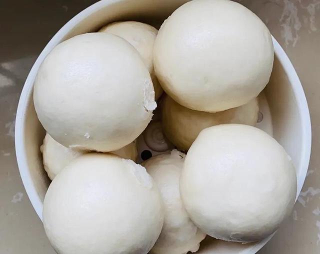 饭店里的馒头怎么做的（地锅馒头怎么做的）