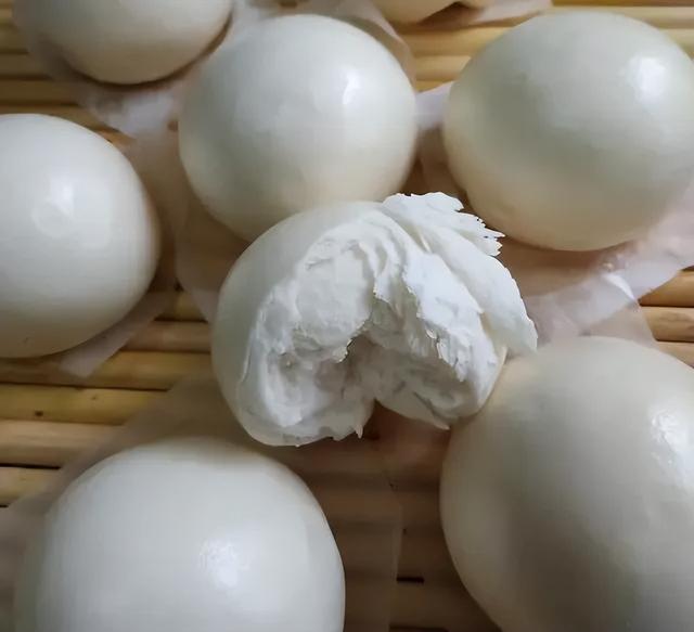 饭店里的馒头怎么做的（地锅馒头怎么做的）