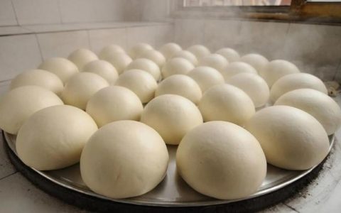 饭店里的馒头怎么做的（地锅馒头怎么做的）