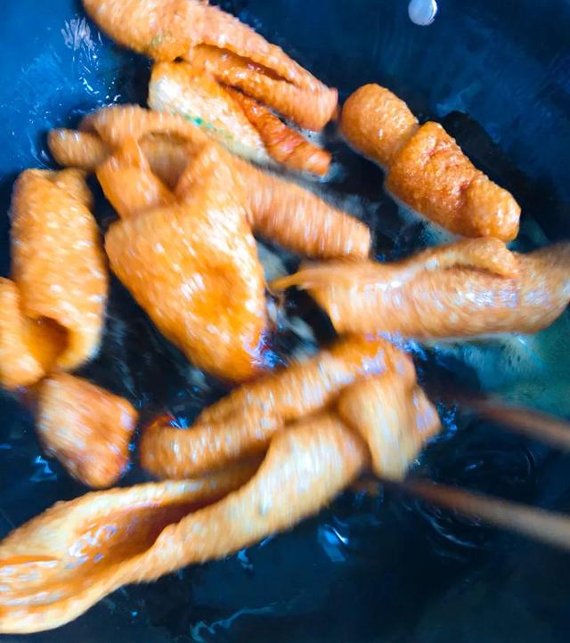 炸皮子的做法炸猪皮的做法大全（猪皮的做法大全 怎么做好吃）