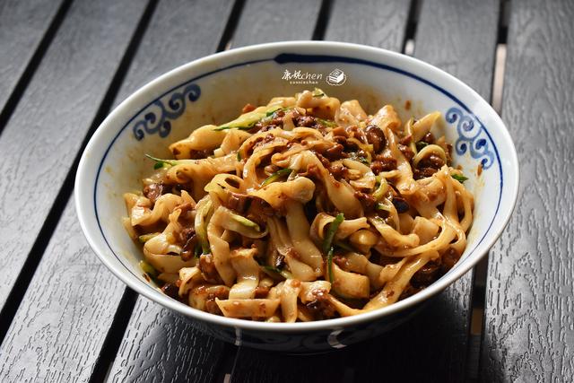 家人想吃面条，我做了这碗面条，有肉有菜鲜香味美，天天吃都不腻