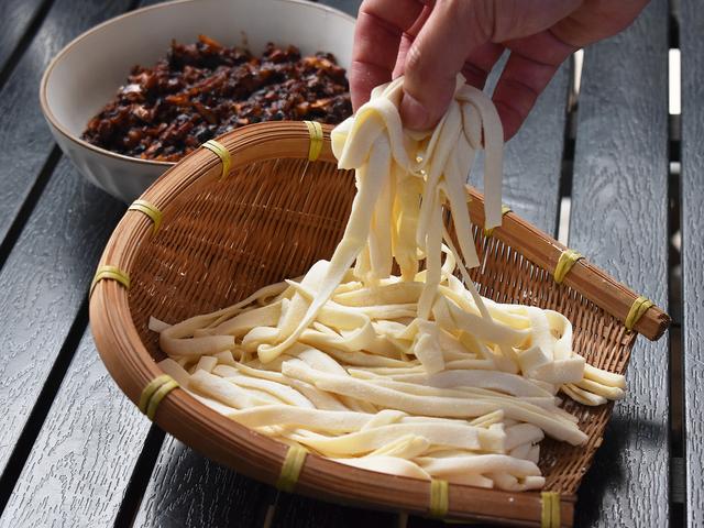家人想吃面条，我做了这碗面条，有肉有菜鲜香味美，天天吃都不腻