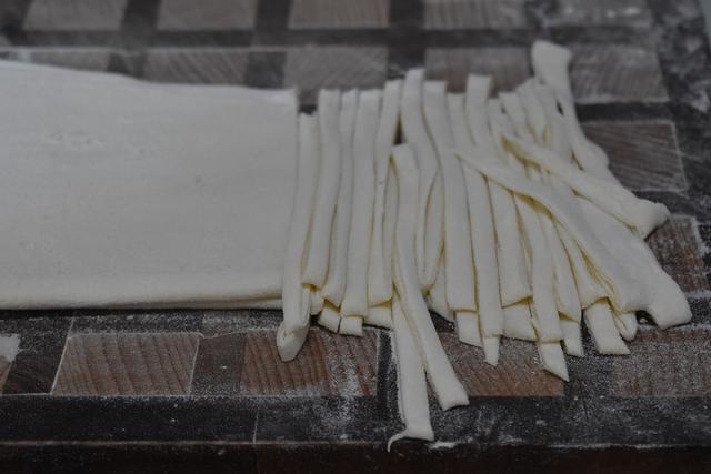 家人想吃面条，我做了这碗面条，有肉有菜鲜香味美，天天吃都不腻