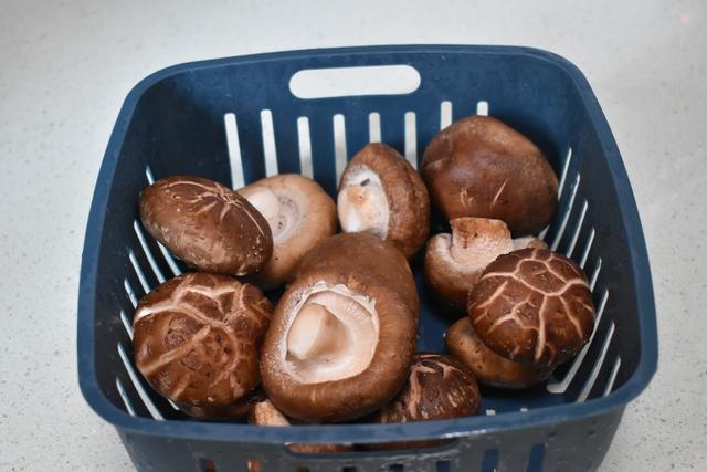 家人想吃面条，我做了这碗面条，有肉有菜鲜香味美，天天吃都不腻