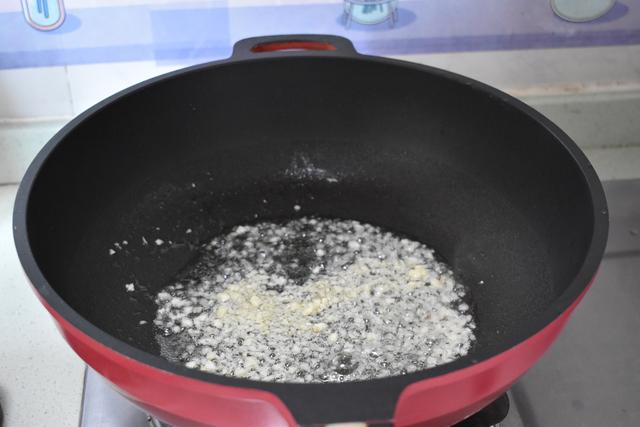 家人想吃面条，我做了这碗面条，有肉有菜鲜香味美，天天吃都不腻