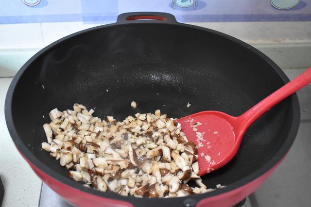 家人想吃面条，我做了这碗面条，有肉有菜鲜香味美，天天吃都不腻