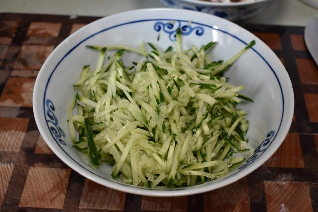 家人想吃面条，我做了这碗面条，有肉有菜鲜香味美，天天吃都不腻