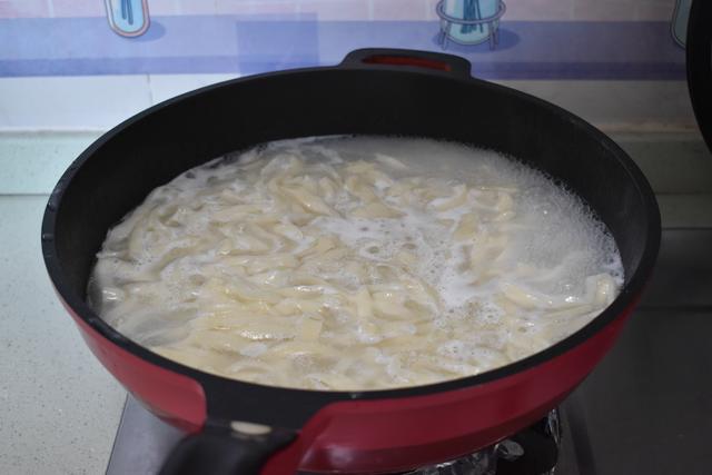 家人想吃面条，我做了这碗面条，有肉有菜鲜香味美，天天吃都不腻