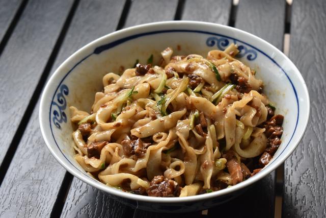 家人想吃面条，我做了这碗面条，有肉有菜鲜香味美，天天吃都不腻