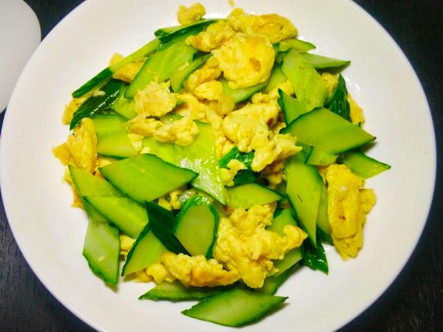 酱油蛋炒饭怎样做才好吃（西红柿蛋炒饭怎样做才好吃）