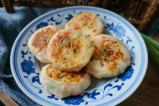 手抓饼卷火腿肠的做法（孜然火腿肠的做法）