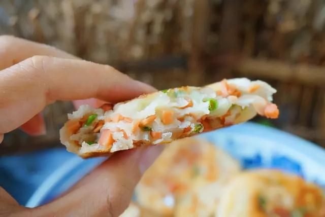 手抓饼卷火腿肠的做法（孜然火腿肠的做法）