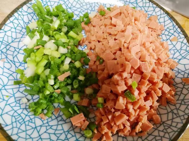 手抓饼卷火腿肠的做法（孜然火腿肠的做法）