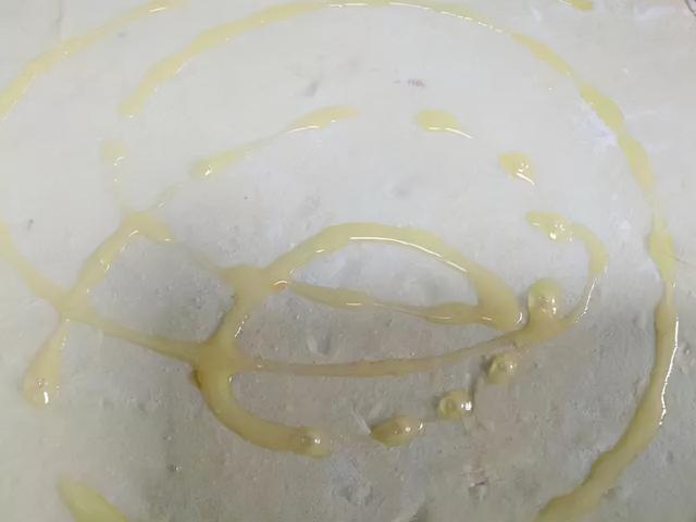 手抓饼卷火腿肠的做法（孜然火腿肠的做法）