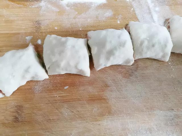 手抓饼卷火腿肠的做法（孜然火腿肠的做法）