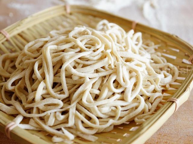 手擀面的做法和煮法（蔬菜手擀面的做法）