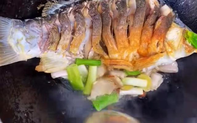 红烧鱼的家常做法简单步骤（红烧鱼的家常做法简单 视频）