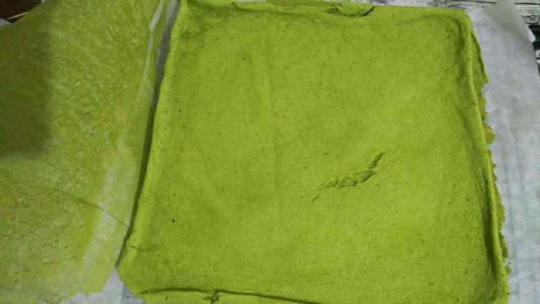 抹茶戚风蛋糕卷,烤好取出立刻撕去烤纸并加盖新的烤纸