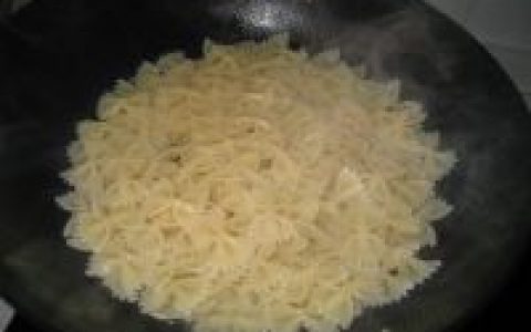 鸡肉蘑菇茄汁蝴蝶面