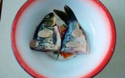 木耳香芹煲鲤鱼